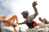 当地时间2011年8月6日，俄罗斯圣彼得堡Vuoksa河上举行了充气娃娃游泳大赛，比赛中参赛者抱着充气娃娃游泳渡河，气氛诡异又搞笑。充气娃娃游泳大赛正式名称叫“泡沫芭芭挑战赛”（Bubble Baba Challenge）”，每年举办一次。