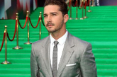 希安·拉博夫 (Shia LaBeouf)
希安·拉博夫 (Shia LaBeouf)参加《变形金刚3》首映时，身着Prada 西装。笔挺的西装质感将这位年轻的小伙子衬托的很是精神，银灰色的调调更是增添绅士风度。