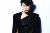 刘若英登上杂志封面，并为其拍摄了一组优雅的黑衣大片。刘若英杂志优雅大片在知性滥用的时代独行。

