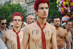 组图：巴黎同性恋大游行