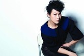 刘若英登上杂志封面，并为其拍摄了一组优雅的黑衣大片。刘若英杂志优雅大片在知性滥用的时代独行。
