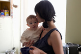 研究人员称，这一研究表明，母亲童年的生活环境甚至会改变后代的DNA。（图片来源：凤凰网亲子论坛）
