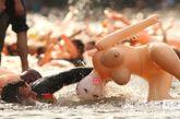 当地时间2011年8月6日，俄罗斯圣彼得堡Vuoksa河上举行了充气娃娃游泳大赛，比赛中参赛者抱着充气娃娃游泳渡河，气氛诡异又搞笑。充气娃娃游泳大赛正式名称叫“泡沫芭芭挑战赛”（Bubble Baba Challenge）”，每年举办一次。