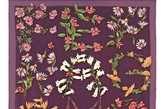 Salvatore Ferragamo本季的丝巾作品以全新的角度演绎自然，采用全新的印花图案、色彩和比例：丝巾上梦幻且具异国风情的paisley花纹，描绘出慵懒、精致的丛林狩猎之行。冷暖色调混合演绎的几何标志和水彩图案。本季真丝与羊绒围巾的最新潮流——兽纹图案。丝巾采用金属光泽卢勒克斯纤维（lurex）的高级混纺纱线。可作头巾的围巾、超软羊革手套、皮草配饰，令你安享寒冬。