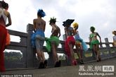 贵州，被称之为“广州最美美女人体彩绘师”的王华同女士率领10位优秀的彩绘师和20位年轻靓丽的模特，在贵州省黔西南州贞丰县双乳峰风景区现场作人体彩绘秀表演，引众人围观。  
