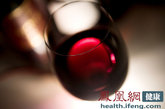 12.红酒。如果非要喝酒，那就喝红酒。因为红酒中留存有葡萄皮的抗氧化物质多酚，可以降低心血管疾病的概率；与各种酒类相比，红酒的普林（会使体内尿酸上升的物质）相当低。红酒能提高抗氧化作用，预防动脉硬化。营养师建议，每天饮酒量应控制在60毫升以下。
