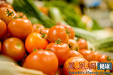 1.西红柿。西红柿的酸味能促进胃液分泌，帮助消化蛋白质等。西红柿中丰富的维生素C能制造出骨胶原，强健血管。