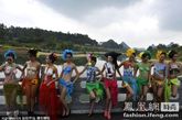 贵州，被称之为“广州最美美女人体彩绘师”的王华同女士率领10位优秀的彩绘师和20位年轻靓丽的模特，在贵州省黔西南州贞丰县双乳峰风景区现场作人体彩绘秀表演，引众人围观。  
