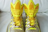 　一款Jeremy Scott for Adidas Originals的限量版，超大logo的鞋舌我超级喜欢，有人说像唐僧的帽子，嗯...我觉得也确实挺像的，哈哈~ 
