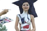 贵州，被称之为“广州最美美女人体彩绘师”的王华同女士率领10位优秀的彩绘师和20位年轻靓丽的模特，在贵州省黔西南州贞丰县双乳峰风景区现场作人体彩绘秀表演，引众人围观。  
