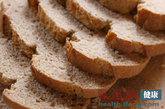 8.全麦面包。要对抗压力，B族维生素是非常重要的。其中包括维生素B1、B2、B6、B12和叶酸、烟碱酸等，可以维护神经系统的稳定，增加能量的代谢，有助于对抗压力。全谷类的食物如全麦面包、糙米、胚芽米等，都有丰富的B族维生素。全麦面包是复合性碳水化合物，可以缓慢释放能量，具有镇定的作用，使人放松、不紧张。

