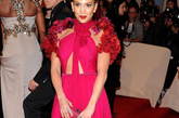 珍妮弗·洛佩兹(Jennifer Lopez)也有一件相同的礼裙，并穿着它风靡红毯。