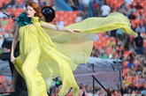 弗洛伦斯与机械乐队 (Florence And The Machine) 的主唱弗洛伦斯·韦尔奇(Florence Welch)在登台演唱时，大胆的尝试了这件淡黄色的古琦（Gucci）秋冬款褶花边镶嵌礼裙，轻盈浪漫的大裙摆随风扬起，跟随弗洛伦斯·韦尔奇(Florence Welch)的歌声营造了一种震撼的视觉效果。