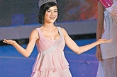 流行的高腰裙登上舞台，作为礼服来穿舍弃了华丽的效果反而更有女人味，层叠的裙摆也是2006年以后的设计指向标，至今也有很多女性钟爱这样的塔裙造型。
