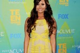 歌手、演员黛米·洛瓦托 (Demi Lovato) 身着BCBGMAXAZRIA蕾丝垂坠裙亮相，这身裙装虽然颇具设计感，但色彩和她本人的气质却有出入。Christian Louboutin高跟鞋让她更添公主气质。﻿