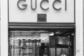 古琦 (GUCCI) 是意大利殿堂级时尚品牌。位于佛罗伦萨的Gucci集团是当今意大利最著名的奢侈品集团。一直以生产高档豪华的产品著名，无论是鞋、包还是服装，都以“身份与财富之象征”，成为富有的上流社会的消费宠儿。