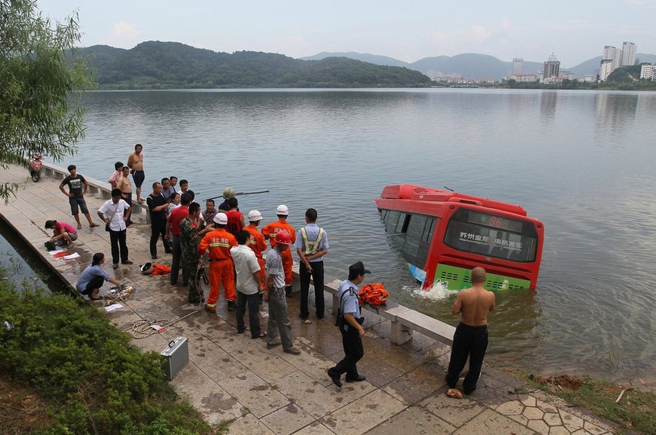 湖北黄石一公交车坠湖 乘客成功自救