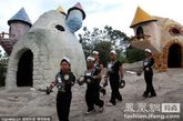 在昆明西山区的“世界蝴蝶生态园”里，有一个“矮人王国”，这里生活着一个个“小矮人”与“蝴蝶公主”。生态园里的矮人王国是一个特殊“国度”，有100人左右的臣民，身高100公分以下。他们自食其力，发挥他们的聪明才智种菜、种花、养猪、养狗、开餐馆等。进入蝴蝶园矮人帝国，仿如进入了一个现实中缩小版的童话世界，在这里，身边不时走过的小矮人们有男有女，有男有少，有身着时髦的美女，更有扮相酷酷的小帅哥。