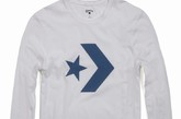 曾被演绎多季依然热力未减的CONVERSE Star Chevron星箭logo以其简单、经典的形象出现在CONVERSE的各类服饰上。时代的车轮缓缓倒退，仿佛回到上世纪80年代末的美国高中运动会。常青款内搭T恤和连帽衫均以这样的形式出现，斑斓跳跃青春逼人，猛烈的撞色视觉冲击，给你一个无限惊喜的时节。