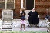 美国新泽西州女子唐娜·辛普森享有吉尼斯世界纪录“世界最胖妈妈”头衔。2007年获得这一头衔时，她体重241千克。4年来，她

坚持大吃特吃，增重76千克。目前唐娜的“肥妈网站”拥有来自世界各地的粉丝，并被演艺界所注意，已有成人片导演开始为她量身定制影片。但是唐娜更期待能进入时尚圈，她认为胖也可以很美，很时尚。