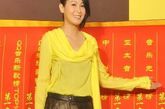 刘若英十分喜欢将硬朗材质和女性化的单品相结合。黄色丝质上衣配上皮裤简单利落。