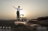 印度奇人悬崖练瑜伽：印度有一位61岁的奇人名叫Khiv Raj Gurjar，曾在1972年获得了印度自行车赛冠军。从2006年起，他开始在他的自行车上练习瑜伽。如今他可以在自行车上表演很多瑜伽姿势，甚至可以在悬崖边上利用自行车做很多高难度的平衡动作。