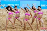 8月11日，2011深圳大运会正式开幕前一天，在沙滩排球赛场，一群清纯靓丽的沙排宝贝用她们的青春热舞迎接大运会的到来。图为当日下午沙排宝贝在赛场彩排热身。