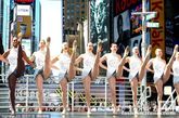 当地时间2011年8月11日，美国纽约，《无线电城圣诞奇观秀》八月时代广场启动。经典大腿舞，一排溜又长又白的美腿齐刷刷摆动的景象还是挺壮观的。