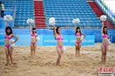 8月11日，2011深圳大运会正式开幕前一天，在沙滩排球赛场，一群清纯靓丽的沙排宝贝用她们的青春热舞迎接大运会的到来。图为当日下午沙排宝贝在赛场彩排热身。