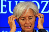 克里斯蒂娜·拉加德（Christine Lagarde）举手投足间无不透露出优雅二字，撩起头发的瞬间，脖颈上的钻石项链和无名指的大钻戒形成了一道亮丽的风景，已年过半百的克里斯蒂娜·拉加德（Christine Lagarde）看上去是多么年轻啊。