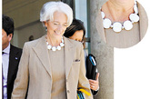 一身裸色套装的克里斯蒂娜·拉加德（Christine Lagarde）在工作地点走出，穿着素雅的她选择用这件黑色爱马仕 (Hermes) kelly手袋来点缀，再看她颈间的饰品是风更加优雅有味呢。