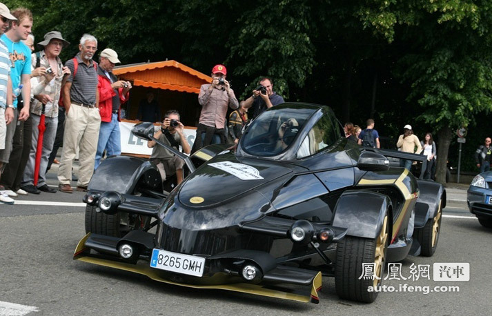 2260万超跑Tramontana R街头亮相 兽兽为其裸背代言