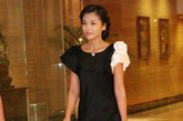 刘涛的这条黑色连衣裙，巧妙的黑白袖子设计，她总是贵妇发型出镜，符合自己地位。
