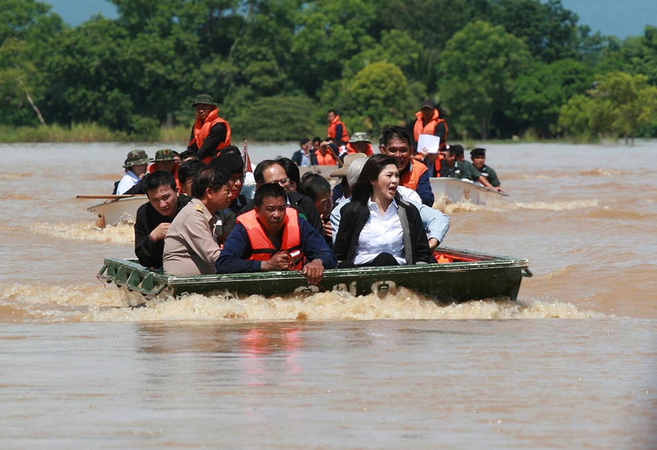 泰国总理英拉视察水患灾区