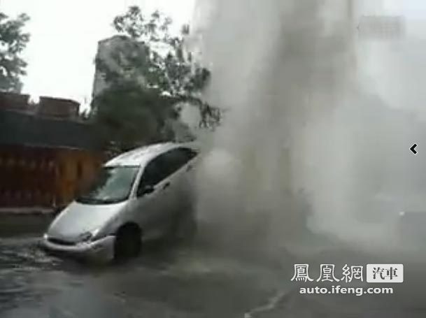 当轿车遭遇水管爆裂 后果不堪设想