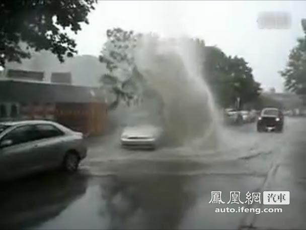 当轿车遭遇水管爆裂 后果不堪设想