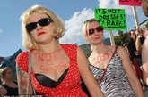 德国柏林，年轻女性高举标语“我的屁股属于我自己”和“我的权利”参加“行走”游行。数千男性和女性参与者穿着特制的服装、带着标语反对和维护女性对自己身体的权利。