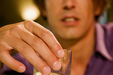 1．绝对不能再喝酒：虽然有些脂肪肝与喝酒无关，但专家表示，一旦诊断出脂肪肝，患者应该绝对禁酒，道理很简单：一个受伤的肝脏没法处理酒精，喝酒只会加速肝脏恶化进程。 

