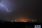 8月14日，一道闪电划过布达拉宫上空。当晚，一场雷雨突降拉萨，布达拉宫上空闪电交加，一场华丽的电光交响乐在夜空谱写。