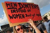 德国柏林，年轻女性高举标语“我的屁股属于我自己”和“我的权利”参加“行走”游行。数千男性和女性参与者穿着特制的服装、带着标语反对和维护女性对自己身体的权利。