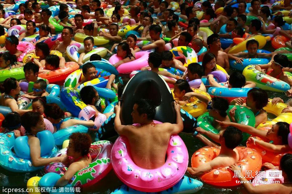 中国死海数万人拥挤消暑 冲浪人挤人