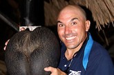 外国游客若想带走海椰子，必须持有当地政府颁发的许可证，但是，一枚海椰子果实标价2000美元，令许多游客望“果”兴叹！