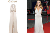 变形金刚女星Rosie Huntington-Whiteley 穿了一条 Chloé 的白色丝质晚礼服。这条礼服在Net-A-Porter国际网站上买的到，售价是1,850欧元.