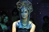2011年8月4日，在印度孟买国际珠宝周上，一场奢华的珠宝秀闪耀上演。（图片来源：中国新闻网）