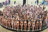 夏季天气炎热，这群穿比基尼的女孩在摄像机的记录下共同淋浴，其喷头的范围可达6米，保证每人都被淋到。此前，美国伊利诺伊州145人曾共浴，是该项纪录的保持者。吉尼斯世界纪录的官方评判员说：“伯恩茅斯海滩的人们要好好庆祝他们的荣誉，他们打破了最多人同时同地洗澡的记录。”