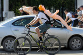 俄罗斯新西伯利亚，参赛者们正在参加“泡沫巴巴”挑战赛。在比赛中，选手们携带充气娃娃参加自行车和游泳比赛。这是一年一度的活动，数以千计的俄罗斯男人参与，大家在娱乐运动中提倡健康时尚生活。

