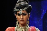 2011年8月4日，在印度孟买国际珠宝周上，一场奢华的珠宝秀闪耀上演。