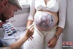 丹麦举办“孕妇肚皮彩绘艺术展”