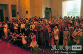 北京市各大寺院的法师和喇嘛，义捐书画家代表出席了本次开幕式。（图片来源：凤凰网华人佛教  摄影：桑吉）