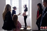 当地时间8月12日，丹麦哥本哈根举行了“孕妇肚皮彩绘艺术展”，艺术家们在孕妇肚皮上当场做画。据悉，此次艺术展的收入将捐献给全球产妇保健组织。